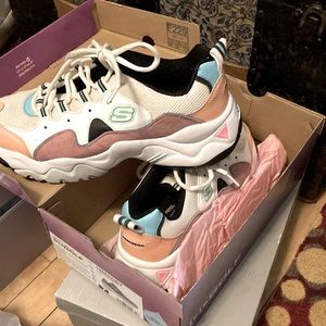 SKECHERS DE-LITES 3  Wonens Size 9 with Aircooled Memory Foam